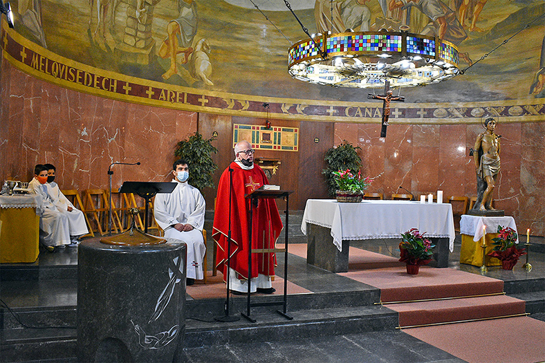 El rector de Súria, Joan F. Casals, durant la Missa solemne de renovació del Vot de Poble a Sant Sebastià.
