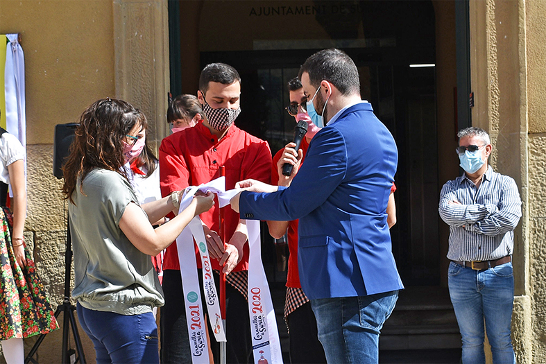 Colâ€¢locaciÃ³ de les cintes commemoratives dels anys 2020 i 2021 a lâ€™estendard simbÃ²lic de la colla de lâ€™Altatxu, durant lâ€™acte dâ€™obertura de les Caramelles de SÃºria, al davant de la Casa de la Vila.