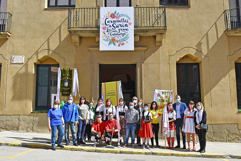 Foto de grup dels representants de les colles participants i de la corporaciÃ³ municipal, desprÃ©s de lâ€™acte dâ€™obertura de les Caramelles de SÃºria, al davant de la Casa de la Vila.
