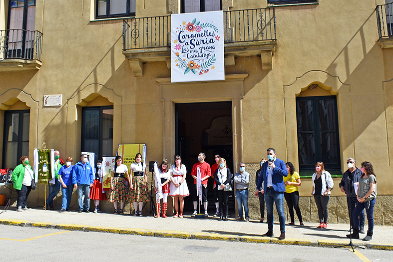 Lâ€™alcalde Albert CoberÃ³ parla durant lâ€™acte dâ€™obertura de les Caramelles de SÃºria, al davant de la Casa de la Vila.