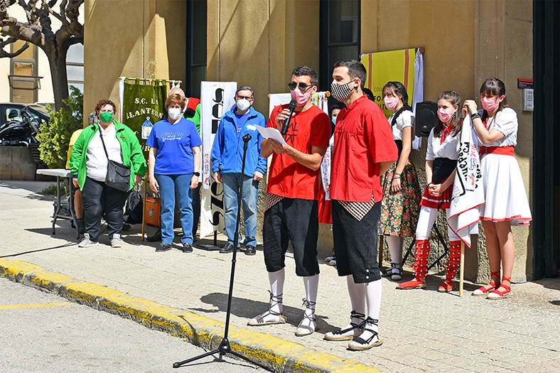 Els representant de la colla Altatxu parlen durant lâ€™acte dâ€™obertura de les Caramelles de SÃºria, al davant de la Casa de la Vila.