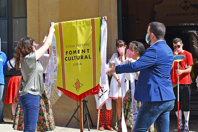 Colâ€¢locaciÃ³ de les cintes commemoratives dels anys 2020 i 2021 a lâ€™estendard de la colla Juvenil del Foment Cultural, durant lâ€™acte dâ€™obertura de les Caramelles de SÃºria, al davant de la Casa de la Vila.