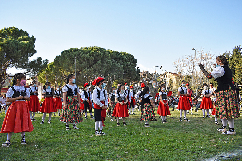 ActuaciÃ³ de la colla caramellaire Infantil del Foment Cultural al Parc Municipal Macary i Viader.
