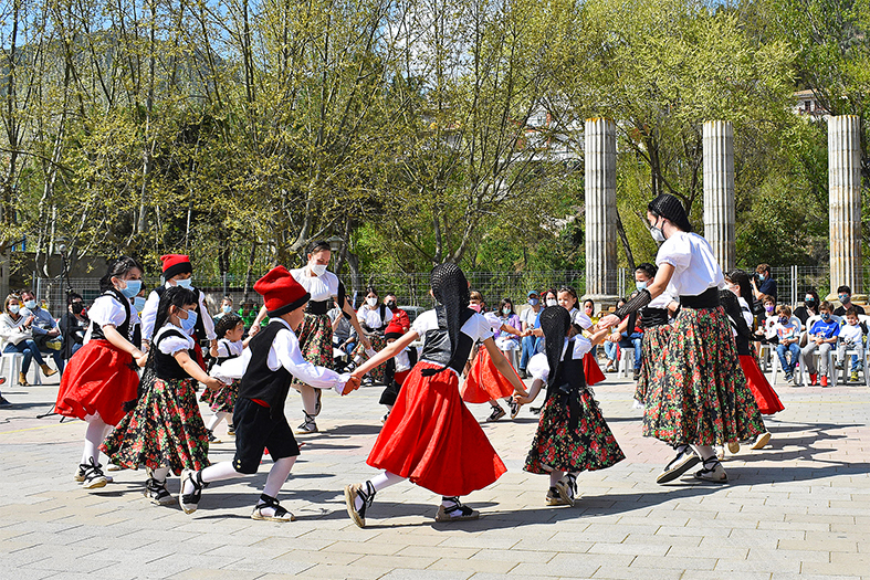 ActuaciÃ³ de la colla caramellaire Infantil del Foment Cultural a la plaÃ§a de Sant Joan.