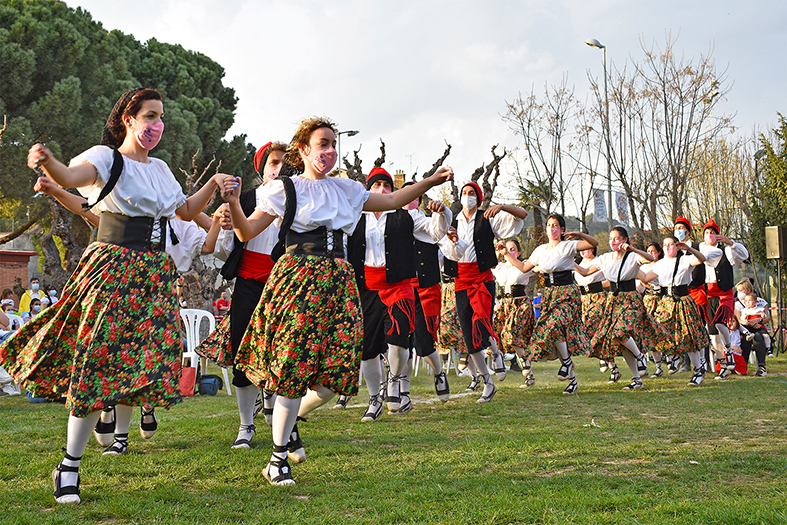 ActuaciÃ³ de la colla caramellaire Juvenil del Foment Cultural al Parc Municipal Macary i Viader.