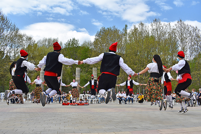 ActuaciÃ³ de la colla caramellaire Juvenil del Foment Cultural a la plaÃ§a de Sant Joan.