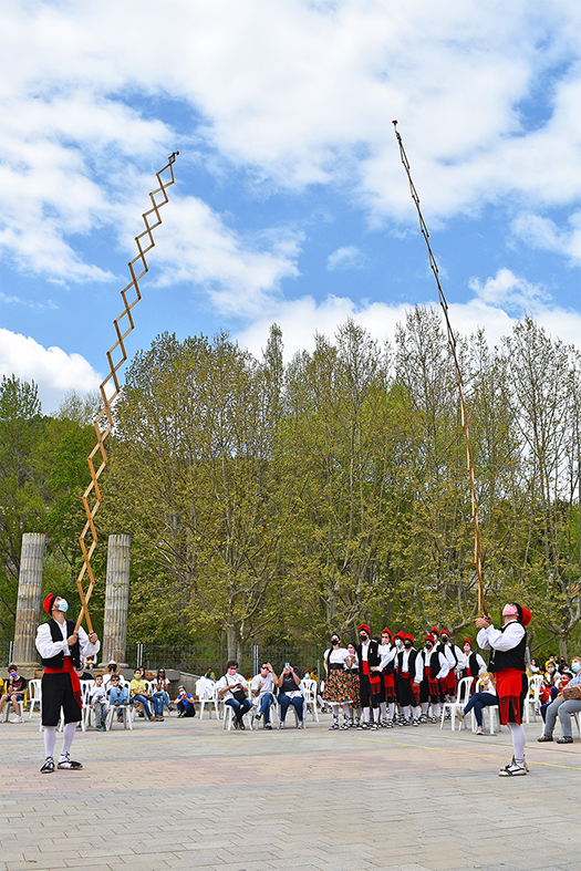 Ballestes de la colla caramellaire Juvenil del Foment Cultural a la plaÃ§a de Sant Joan.