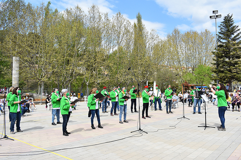 ActuaciÃ³ de la colla caramellaire de La Llanterna a la plaÃ§a de Sant Joan.
