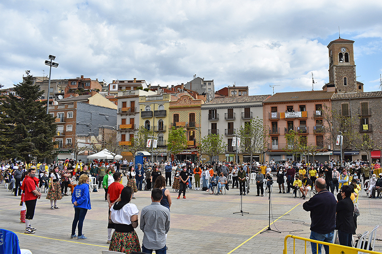InterpretaciÃ³ dâ€™El Cant del Poble al final de la mostra de les Caramelles de SÃºria a la plaÃ§a de Sant Joan.