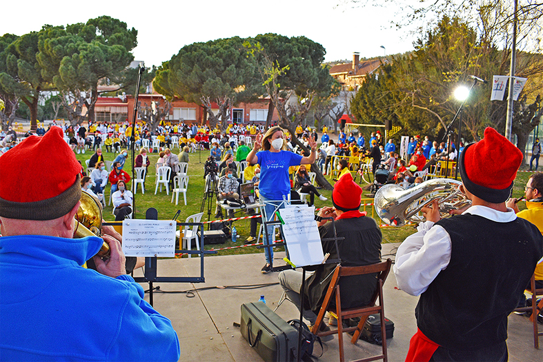 InterpretaciÃ³ dâ€™El Cant del Poble al final de la mostra caramellaire del Parc Municipal Macary i Viader.