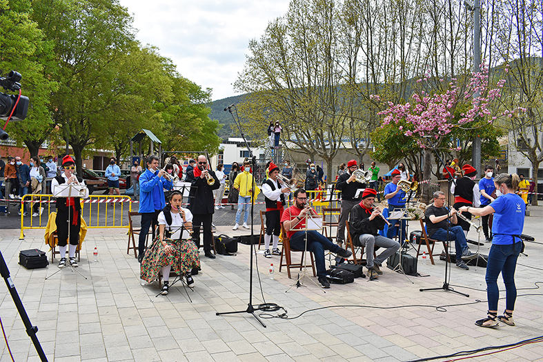 InterpretaciÃ³ dâ€™El Cant del Poble al final de la mostra caramellaire de la plaÃ§a de Sant Joan.