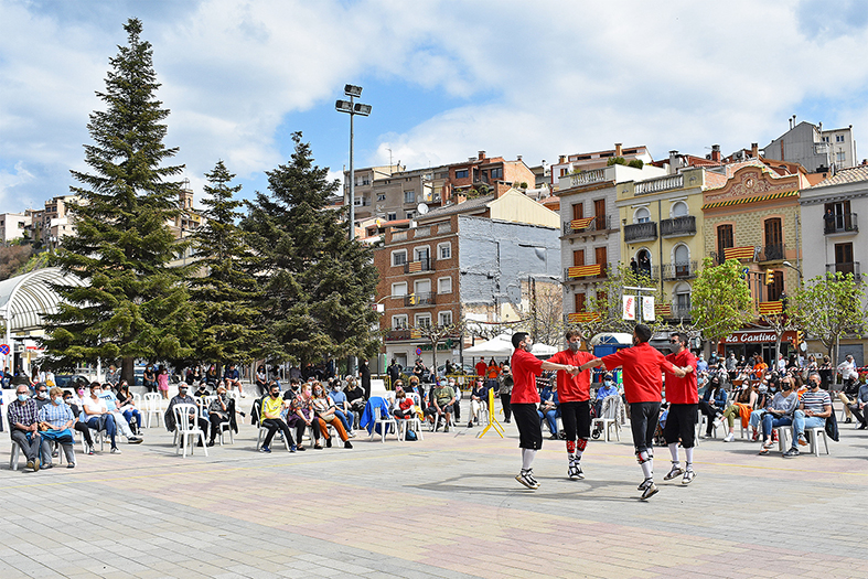 ActuaciÃ³ de la colla caramellaire de lâ€™Altatxu a la plaÃ§a de Sant Joan.