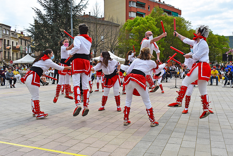 ActuaciÃ³ de la colla caramellaire dels Grans de lâ€™AgrupaciÃ³ Sardanista a la plaÃ§a de Sant Joan.