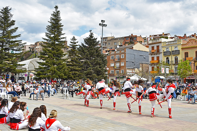 ActuaciÃ³ de la colla caramellaire dels Grans de lâ€™AgrupaciÃ³ Sardanista a la plaÃ§a de Sant Joan.