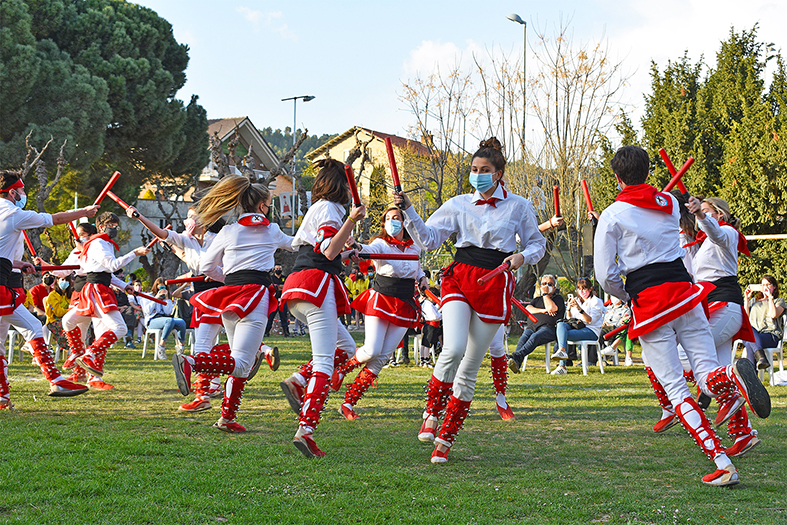 ActuaciÃ³ de la colla caramellaire dels Grans de lâ€™AgrupaciÃ³ Sardanista al Parc Municipal Macary i Viader.