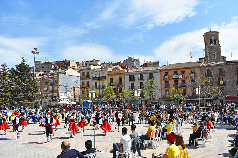 ActuaciÃ³ de la colla caramellaire Infantil del Foment Cultural a la plaÃ§a de Sant Joan.