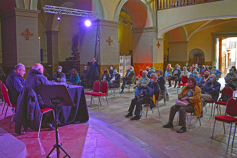 Imatge del públic assistent a una de les presentacions del cicle 'Per Sant Jordi. Llibres de casa’, a l’Església del Roser.