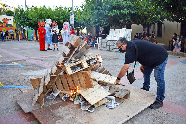 Encesa de la foguera de la Nit de Sant Joan, a cÃ rrec del regidor de Cultura, Via PÃºblica i Medi Ambient, Miquel Soliva.