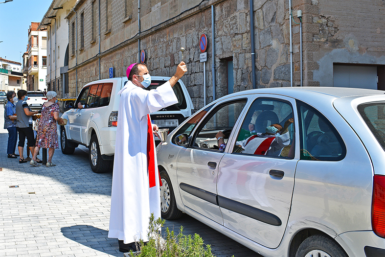 El bisbe de Solsona, Xavier Novell, durant la benedicciÃ³ de vehicles al davant de lâ€™EsglÃ©sia Parroquial de Sant CristÃ²fol.