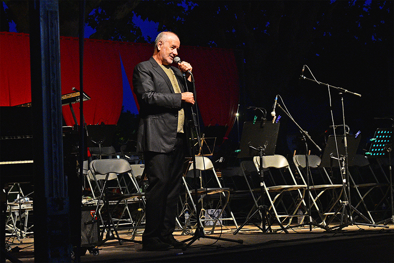 El prestigiÃ³s mÃºsic argentÃ­ Emilio Solla sâ€™adreÃ§a al pÃºblic del concert de presentaciÃ³ del disc 'Aprenentatjazzâ€™ de la JazzBand NavÃ s-SÃºria, dins del programa de la Festa Major.