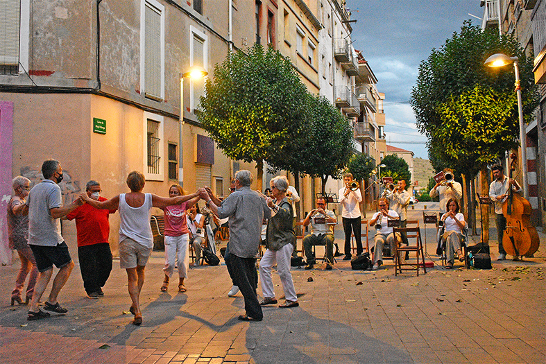 AudiciÃ³ de sardanes amb la Cobla Vila dâ€™Olesa a lâ€™encreuament dels carrers MagÃ­ FÃ brega i Sant Josep, dins del programa de la Festa Major.