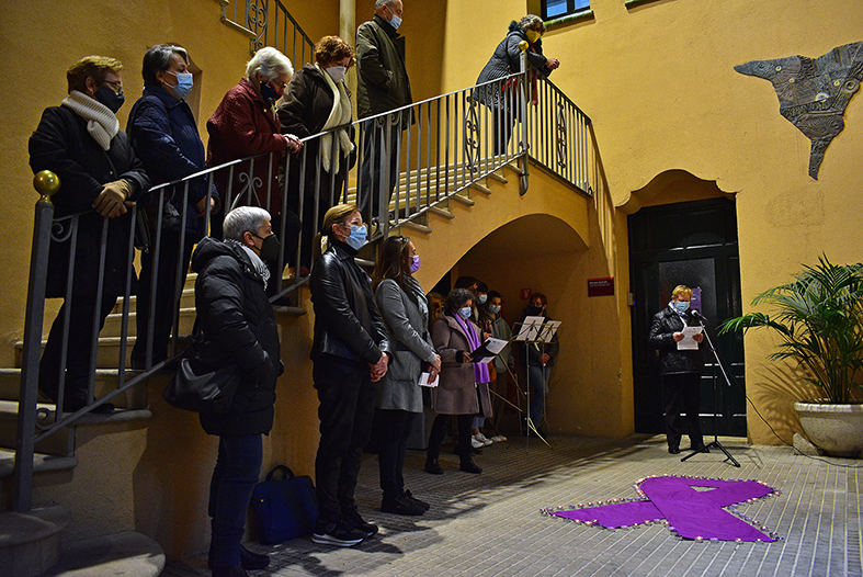 Lectura del manifest del Dia Internacional per l'eliminació de la violència envers les dones a càrrec del Casal de la Dona, a la Casa de la Vila,  durant l'acte central de la Setmana contra la violència de gènere.