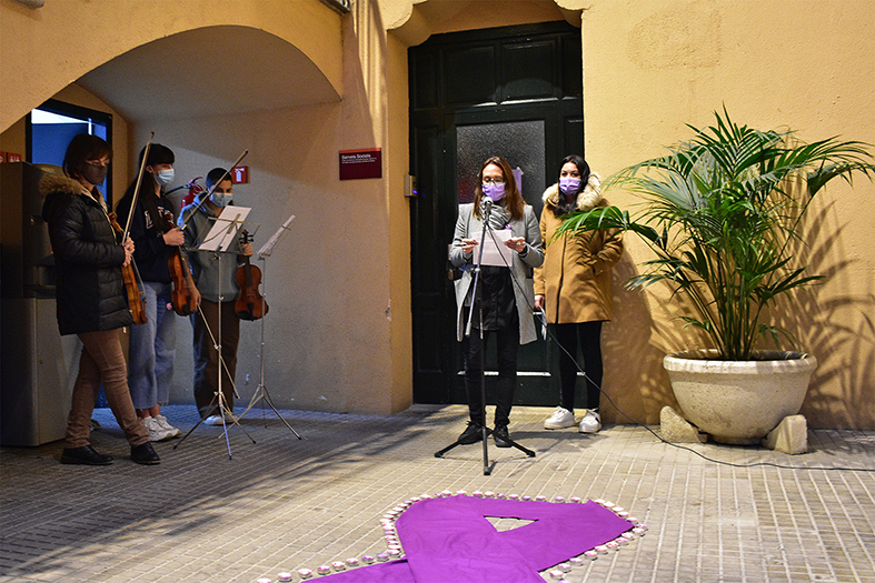 La regidora d'Igualtat, Olga Tena, parla a les persones assistents a l'acte d'adhesió al Dia Internacional per l'eliminació de la violència envers les dones, a la Casa de la Vila,  dins de la Setmana contra la violència de gènere.
