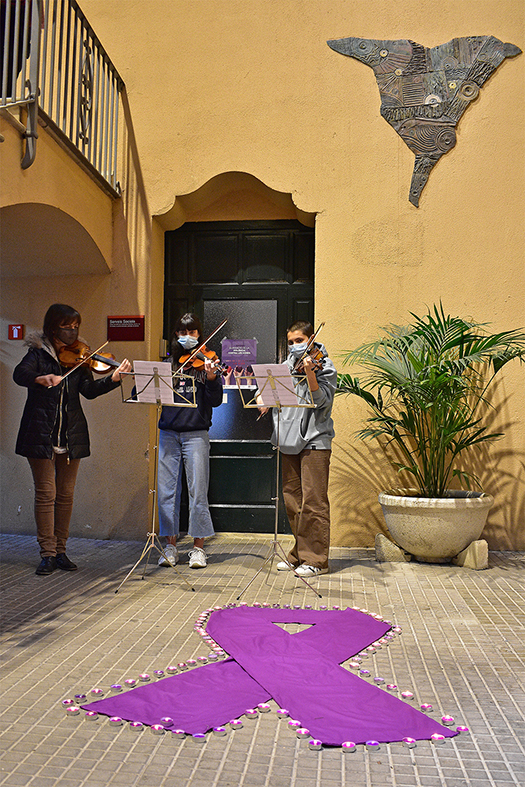 Interpretació musical de l'Escola Municipal de Música durant l'acte d'adhesió al Dia Internacional per l'eliminació de la violència envers les dones, a la Casa de la Vila,  dins de la Setmana contra la violència de gènere.