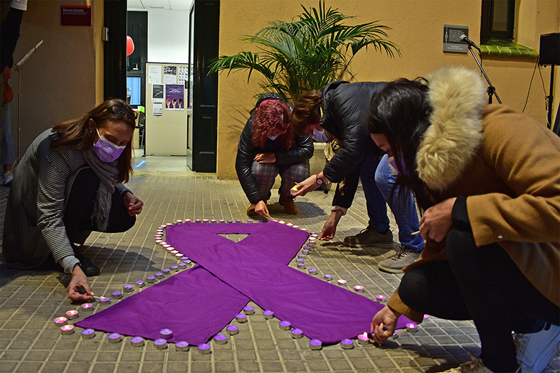 Encesa d'espelmes durant l'acte d'adhesió al Dia Internacional per l'eliminació de la violència envers les dones, a la Casa de la Vila, dins de la Setmana contra la violència de gènere.