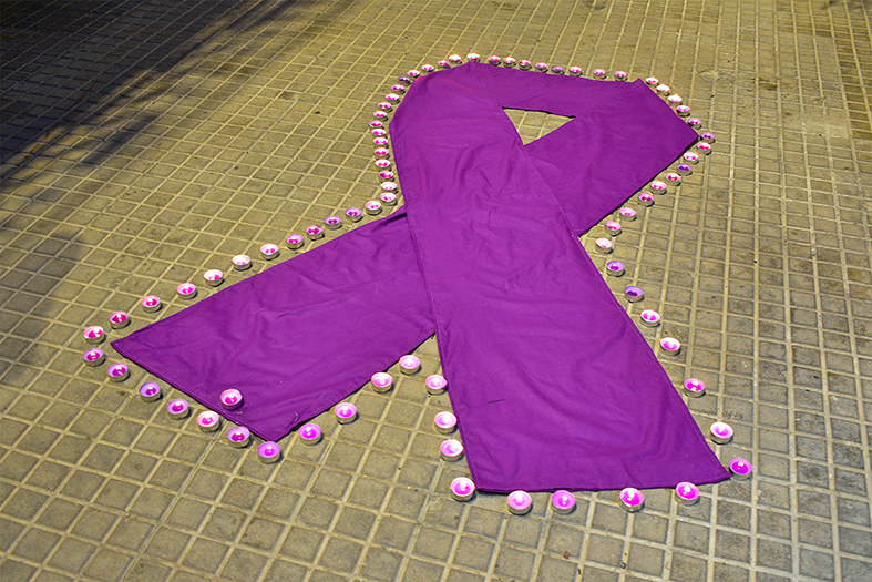 Llaç simbòlic d'adhesió al Dia Internacional per l'eliminació de la violència envers les dones, a la Casa de la Vila, durant l'acte central de la Setmana contra la violència de gènere.