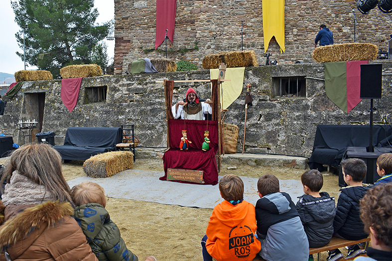 ActuaciÃ³ del titellaire LluÃ­s Bosch, dins del Tast de Fira Medieval al Poble Vell.