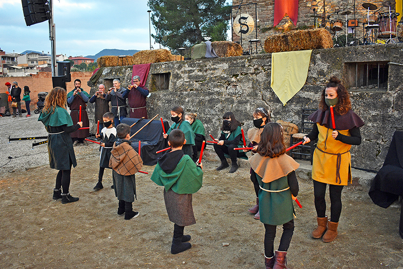 ActuaciÃ³ de la Colla Infantil de Bastoners de lâ€™AgrupaciÃ³ Sardanista, dins del Tast de Fira Medieval al Poble Vell.