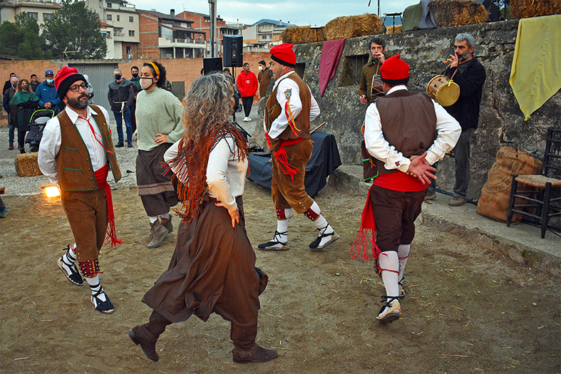 Ball de Cascavells a cÃ rrec dels Trabucaires del Tro Gros, dins del Tast de Fira Medieval al Poble Vell.