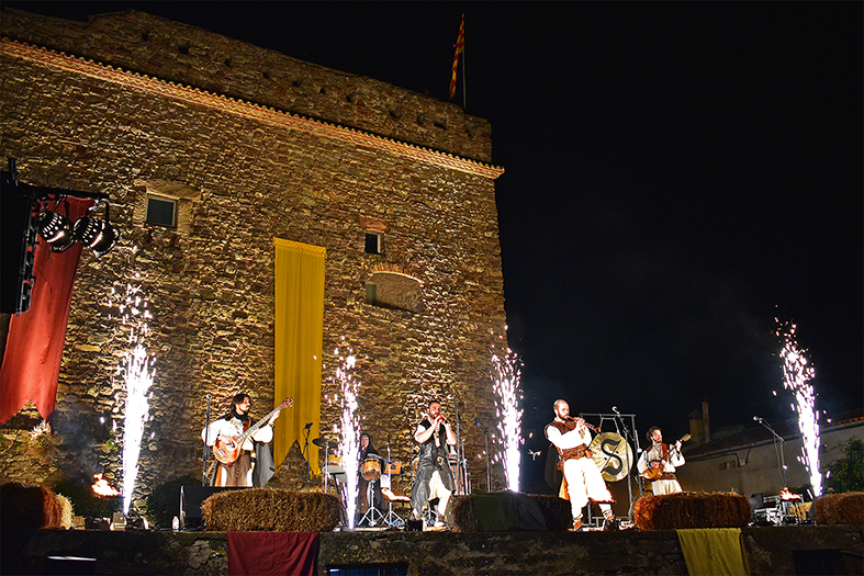 Espectacle de mÃºsica i foc del grup SÃ¼bitus, dins del Tast de Fira Medieval al Poble Vell.