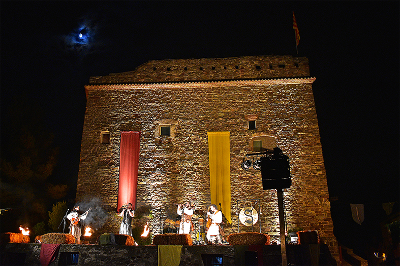 Imatge del Castell de SÃºria durant lâ€™espectacle del grup SÃ¼bitus, dins del Tast de Fira Medieval al Poble Vell.