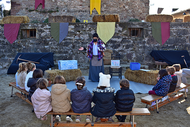 Conta-contes a cÃ rrec de lâ€™AgrupaciÃ³ Sardanista, dins del Tast de Fira Medieval al Poble Vell.