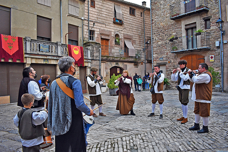 ActuaciÃ³ dels Grallers i Geganters del Poble Vell, dins del Tast de Fira Medieval al Poble Vell.
