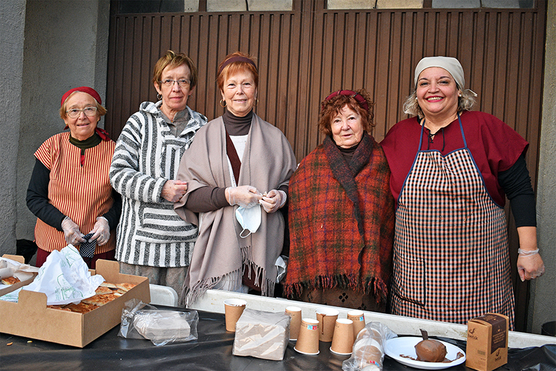 Repartiment de coca i xocolata a cÃ rrec del Casal de la Dona, dins del Tast de Fira Medieval al Poble Vell.
