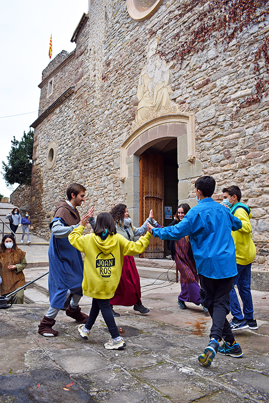 Taller de dansa medieval de lâ€™Agrupament Escolta i Guia Joan Ros, dins del Tast de Fira Medieval al Poble Vell.