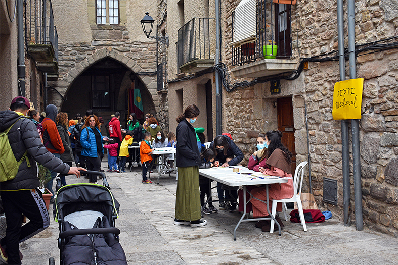Tallers de lâ€™Agrupament Escolta i Guia Joan Ros, dins del Tast de Fira Medieval al Poble Vell.