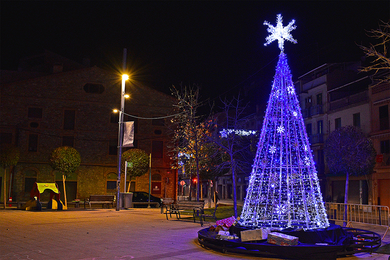 Arbre de Nadal a la plaça de la Serradora.
