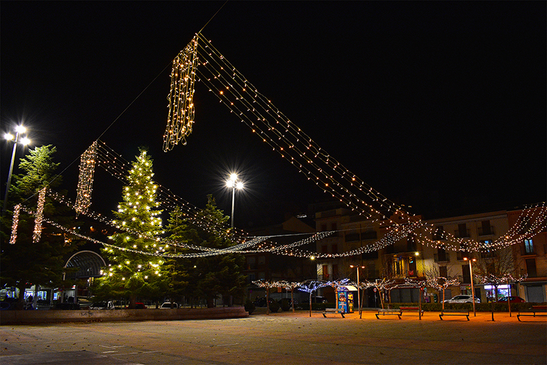 Arbre de Nadal i il·luminació nadalenca a la plaça de Sant Joan.