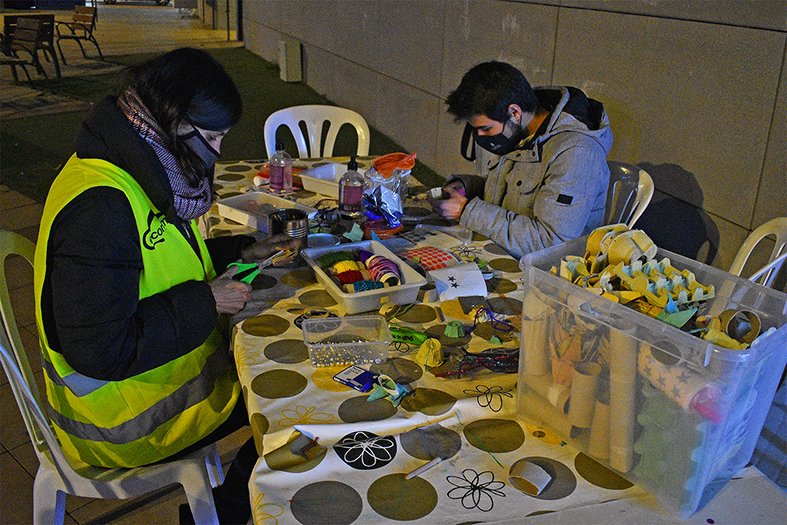 Taller de decoració nadalenca amb material reciclat, a la plaça de la Serradora, dins de la Setmana Europea de la Prevenció de Residus.