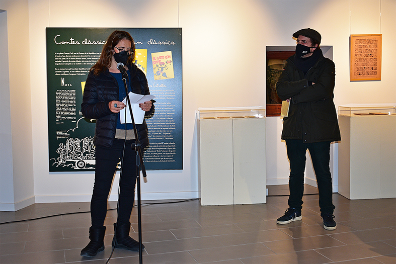 Any 2021 - La regidora de Cultura, Alba Santamaria, parla durant la inauguraciÃ³ de lâ€™exposiciÃ³ 'Contes infantils de la Guerraâ€™, al costat del comissari de la mostra, Sergi Freixes, a la sala Cal Balaguer del Porxo.
