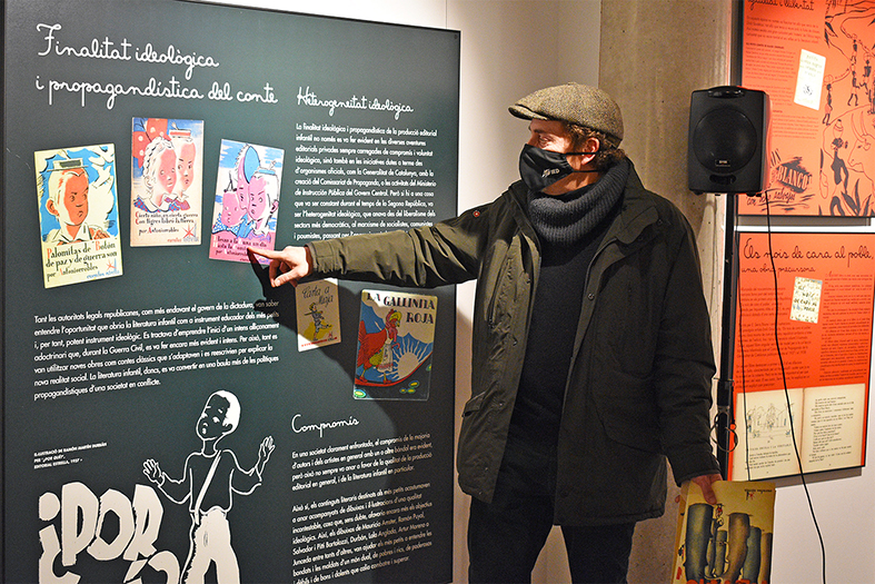 Any 2021 - El comissari de lâ€™exposiciÃ³ 'Contes infantils de la Guerraâ€™, Sergi Freixes, durant la visita guiada que es va fer durant lâ€™acte inaugural a la sala Cal Balaguer del Porxo.