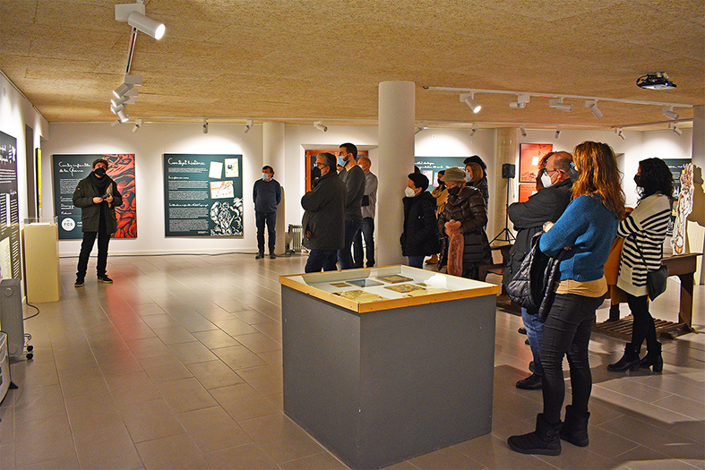 Any 2021 - Imatge de la visita guiada que es va fer durant lâ€™acte inaugural de lâ€™exposiciÃ³ 'Contes infantils de la Guerraâ€™ a Cal Balaguer del Porxo.