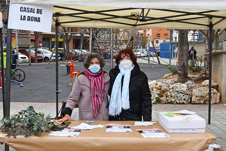Parada del Casal de la Dona a la Fira d’Entitats i Fira de Nadal de Súria.