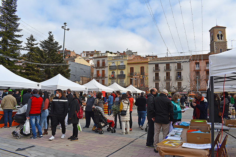 Ambient de la Fira d’Entitats i Fira de Nadal de Súria a la plaça de Sant Joan.