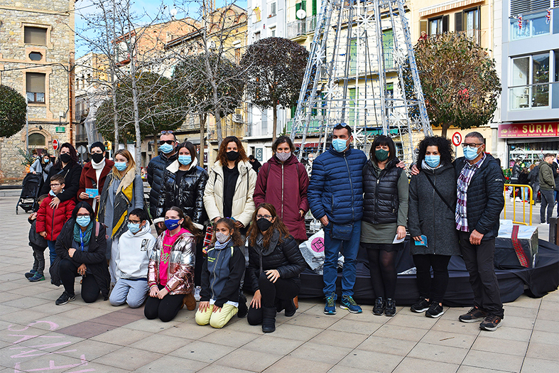 Foto de grup de les persones guanyadores del 2n concurs 'Il·luminem el Nadal!’, amb la regidora de Festes, Alba Santamaria, a la plaça de la Serradora, durant la Fira d’Entitats i Fira de Nadal de Súria.