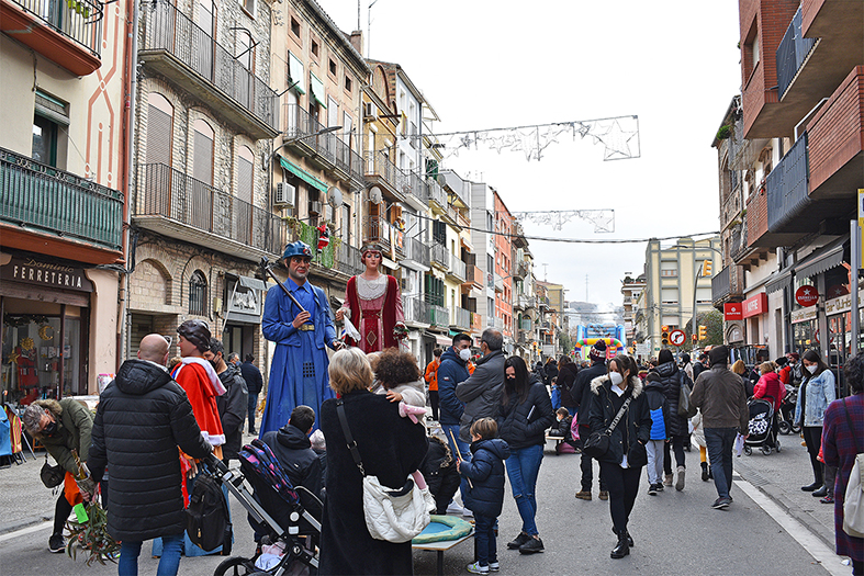 Ambient de la Fira d’Entitats i Fira de Nadal de Súria a l’illa de vianants del centre urbà .